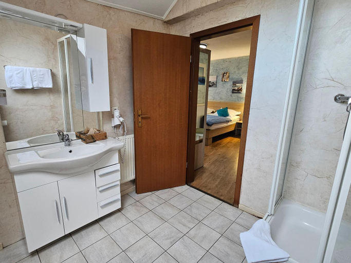 Bathroom 3, Weidendall, Capellen