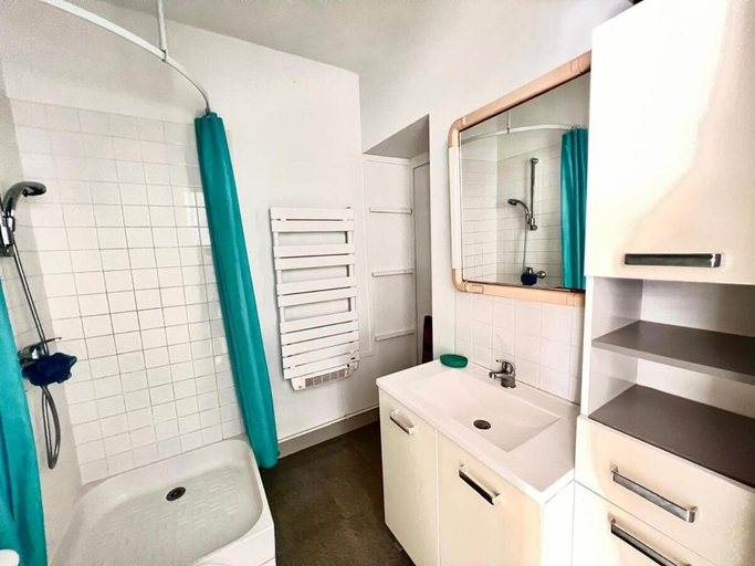 Bathroom, Charmante Maison Fourasine Centre-ville Jardin, Charente-Maritime