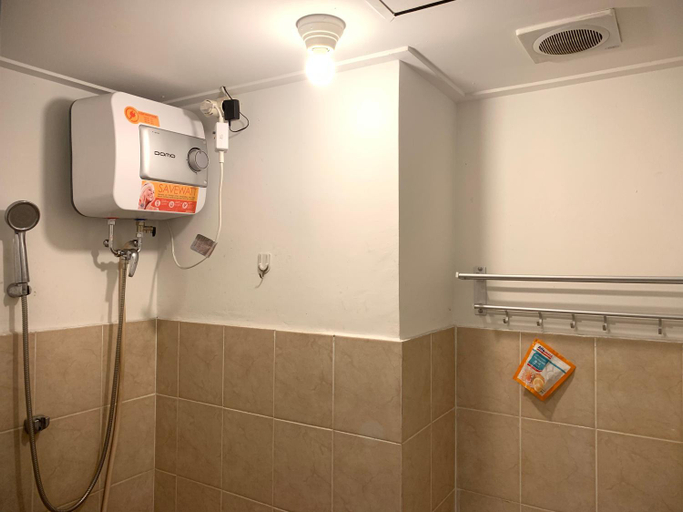 Bathroom 4, Sailor Studio Free Netflix @Greenbay Pluit Tower F, North Jakarta