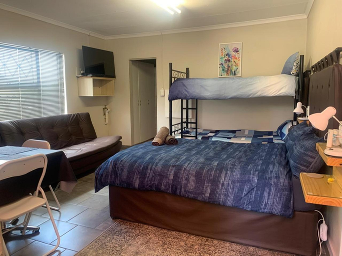 Bedroom 2, Midway En Route, Thabo Mofutsanyane
