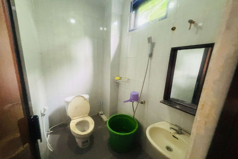 Bathroom 2, OYO 95097 Griya Asri Guest House, Sleman