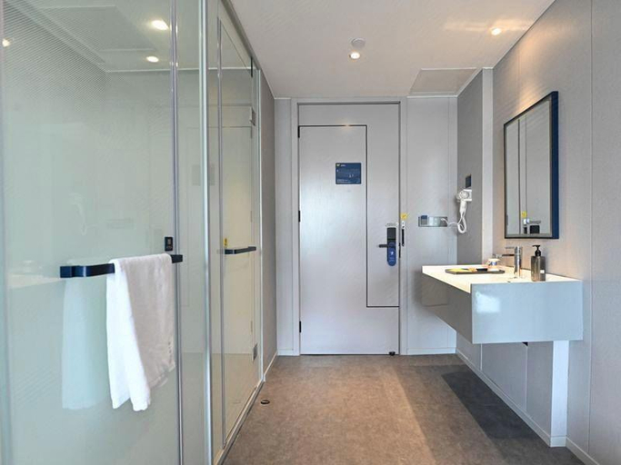 Bathroom, 7 Days Inn Shanghai Yichuan Road, Shanghai