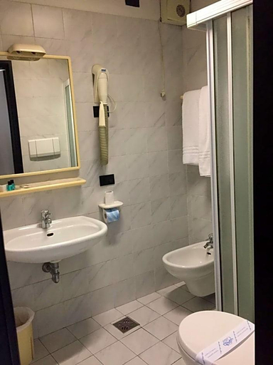 Bathroom 5, Plaza, Brescia
