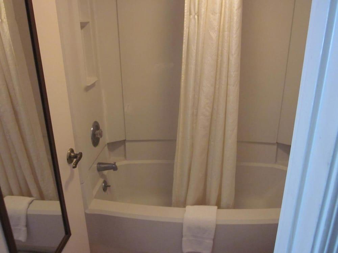 Bathroom 3, Westmont Inn - Lakeland, Polk