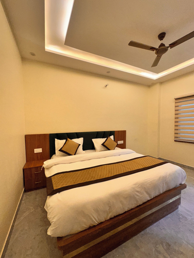 Room 5, Hotel R.K. Palace near Banke Bihari Temple, Mathura