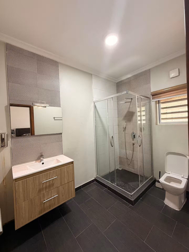 Bathroom 2, 4BR Town House Cantonments. Pool. Garden, Accra