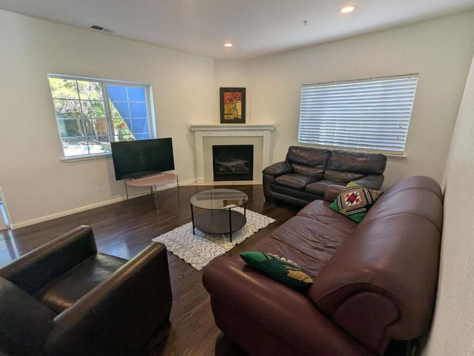 Living area 4, Olive Startup House Menlo Park, San Mateo