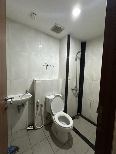 Bathroom, Apartemen Grand Kamala Lagoon by Happy Room's, Bekasi
