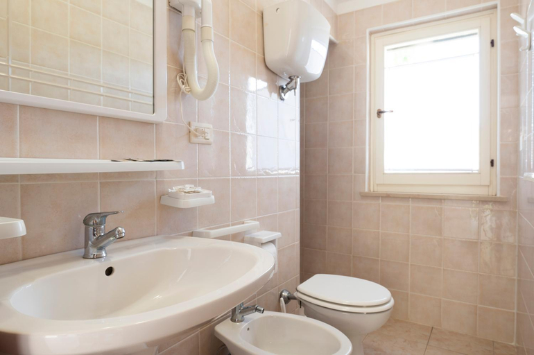 Bathroom 3, Centro Vacanze Verde Azzurro, Macerata