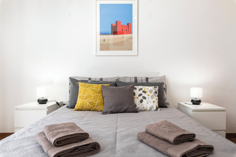 Room 5, Chic & Spacious Modern 2BR APT Near Sea