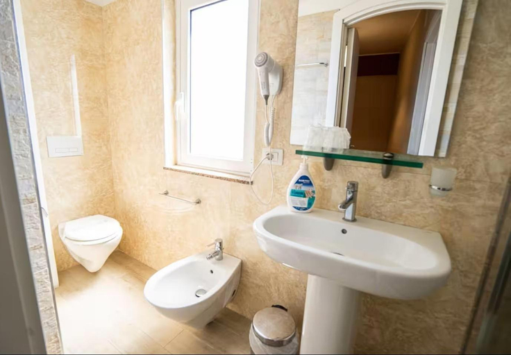 Bathroom 5, Vista Mare Apartments, Messina