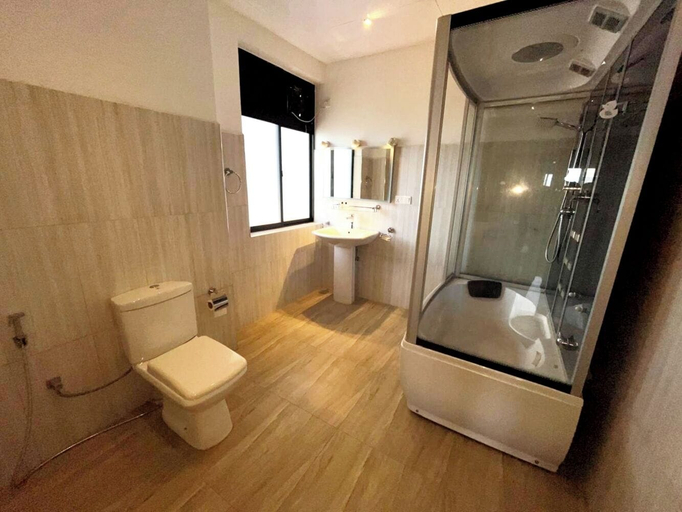 Bathroom 5, Hotel Sky Gate Kandy, K.F.G. & G. Korale