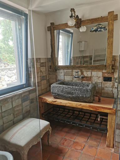 Bathroom 4, Domus Nirale, Viterbo