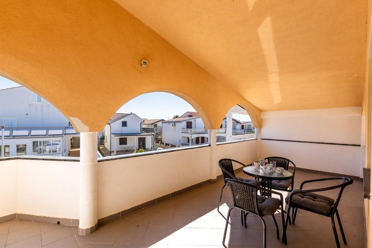 Others 4, Apartments Hasnek, Vir