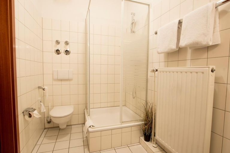 Bathroom 5, Hotel Dampfmuhle, Wesel