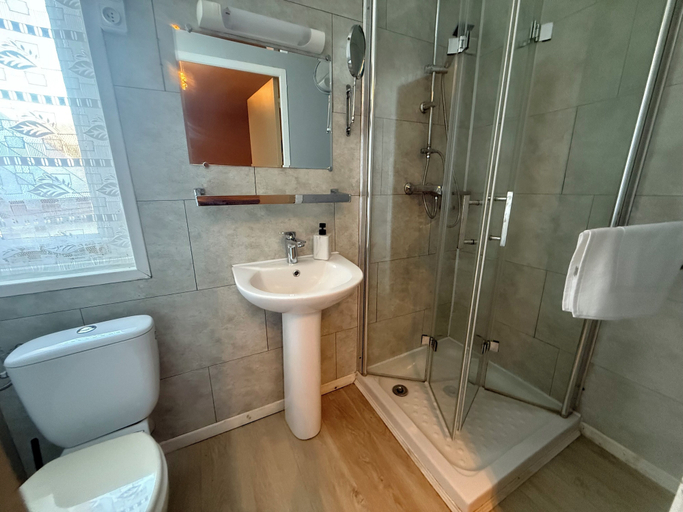 Bathroom 5, Auberge aux mille saveurs, Yonne