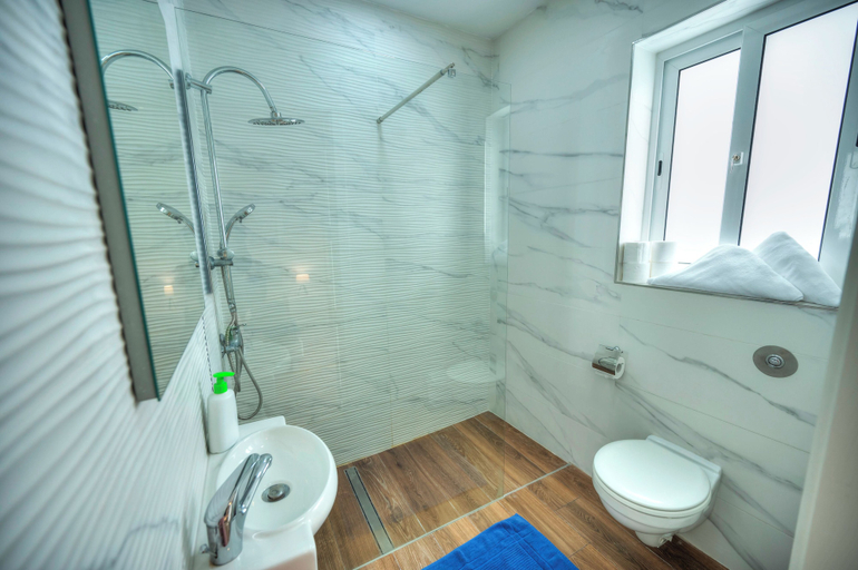 Bathroom 2, Seafront Sea View Maisonette with Yards, Saint Paul's Bay