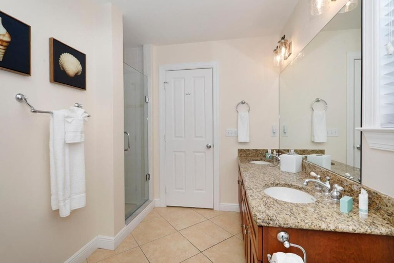 Bathroom 4, Waterfront Luxury Villa, Monroe