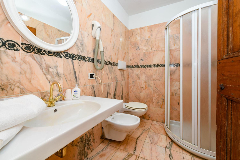 Bathroom 3, Albergo Locanda Mezzosoldo, Trento