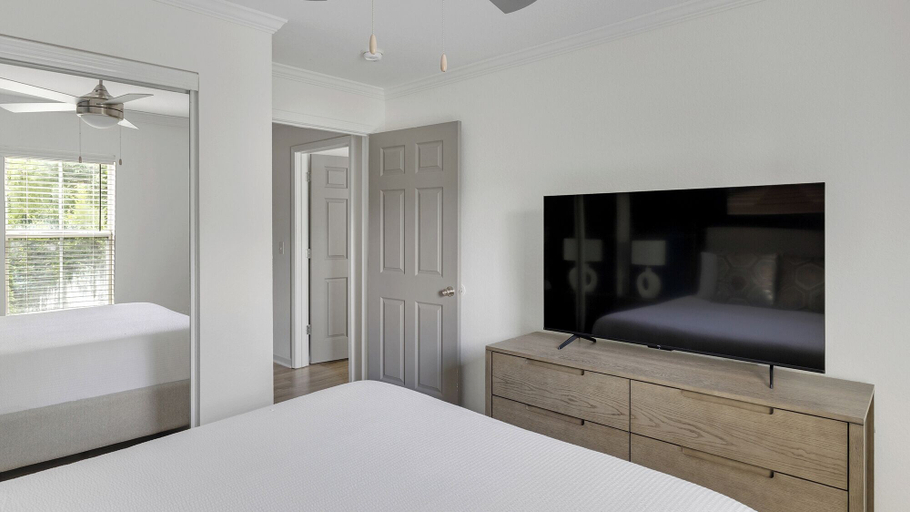 Room 5, Landing Apartments at Hillwood, Rutherford