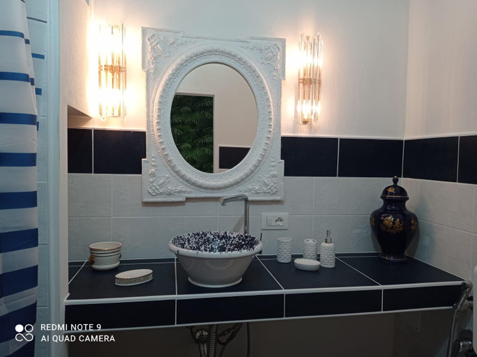 Bathroom 5, Al passo di Talia, Vibo Valentia