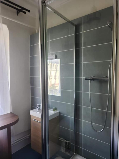 Bathroom 2, HOTEL CHATEAUBRIAND, Côte-d'Or