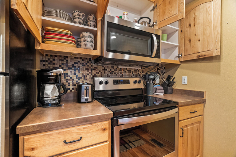 Private kitchen 2, Ski Access SS7B Retreat Pet Friendly, Iron