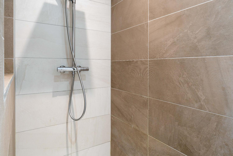 Bathroom 3, Mas Mayflower, Vaucluse