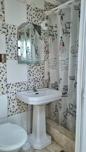 Bathroom, Hostel - Suenos del Rio, Uruguay