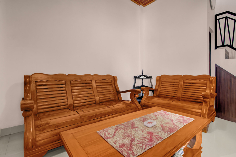 Reception 4, OYO 95088 Homestay Omah Pring, Bantul