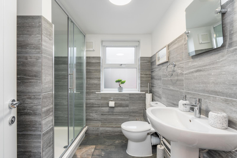 Bathroom 2, Charming Apartment In Andover Town Centre, Hampshire