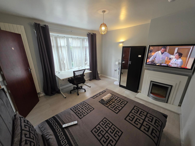 3, Fenia Estate, London