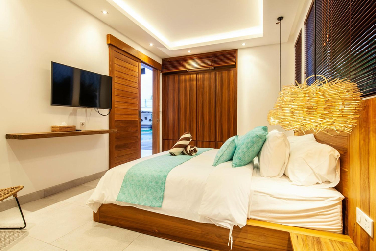 Bedroom 2, Spacious 4 BR Walking Distance to Finns Beach, Badung