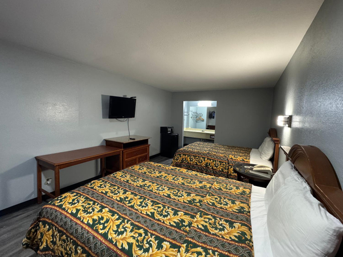 Bedroom 4, Claremore Motor Inn, Rogers