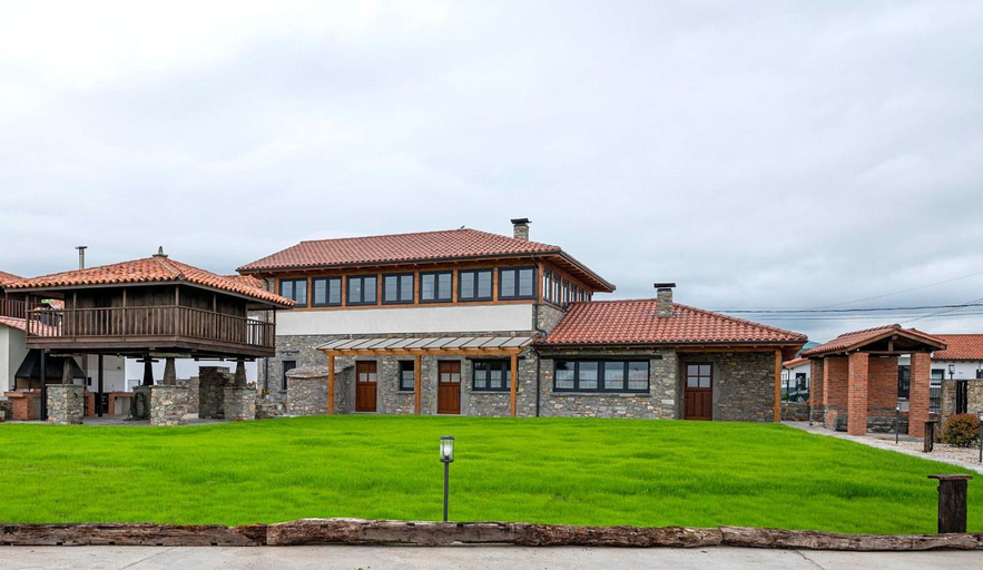 Exterior & Views