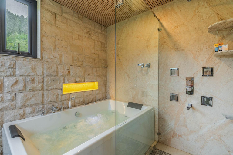Bathroom 2, StayVista at Suroor with Central Heating in Tangmarg, Baramulla