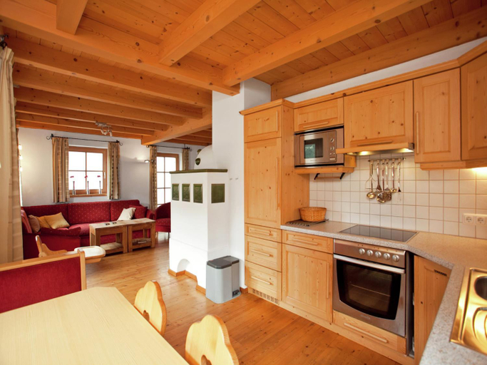Others 5, Comfortable Alpine Chalet for 12, Zell am See