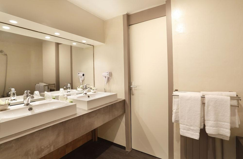 Bathroom 4, Hotel Le Roncevaux, Pyrénées-Atlantiques