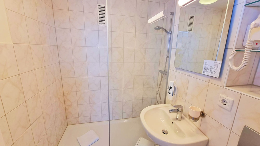 Bathroom 3, Panorama Inn, Hamburg