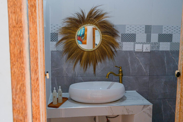 Bathroom 3, Mayssa Villa, Kusini