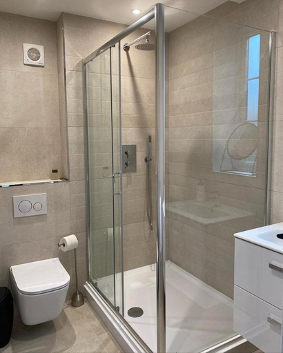 Bathroom, Chapel House Estate, Kent