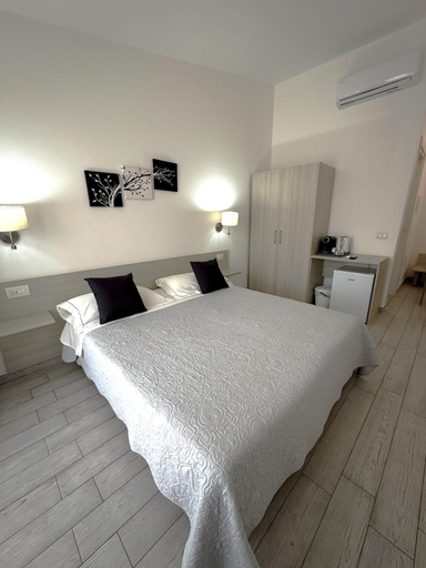 Others 5, Bentus B&B, Cagliari