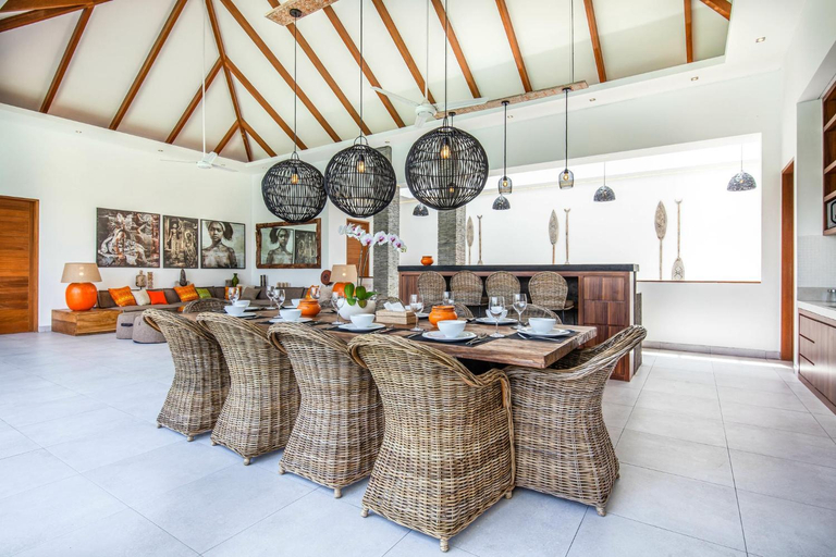 Food & Drinks 4, Spacious 4 BR Walking Distance to Finns Beach, Badung