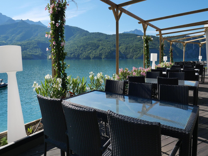 2, Chorges Lakeside Stay with a Fireplace, Hautes-Alpes
