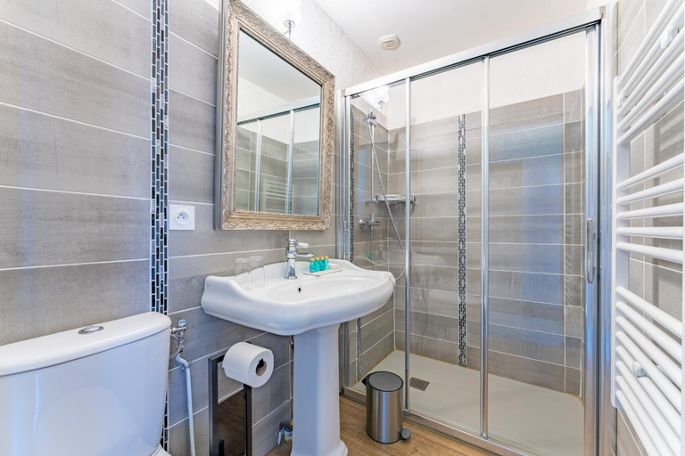 Bathroom 2, Domaine de Monplaisir, Tarn-et-Garonne