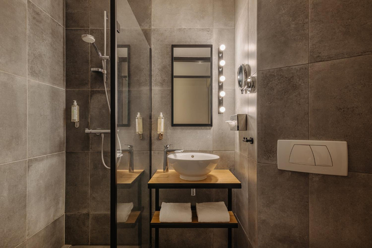 Bathroom 5, Leonardo Hotel Groningen City Center, Groningen