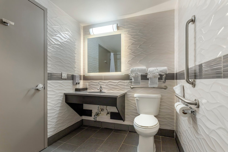 Bathroom 3, Red Roof Plus Brooklyn - Flatbush Ave, New York