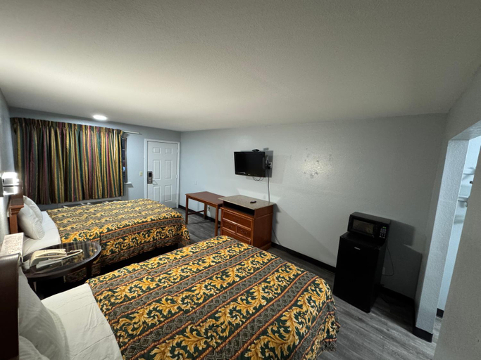 Bedroom 5, Claremore Motor Inn, Rogers