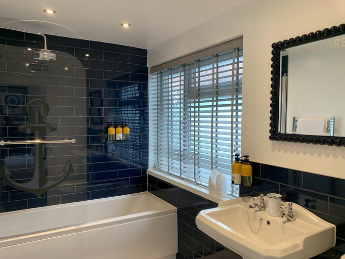 Bathroom 2, The Blue Bell Inn, Hampshire