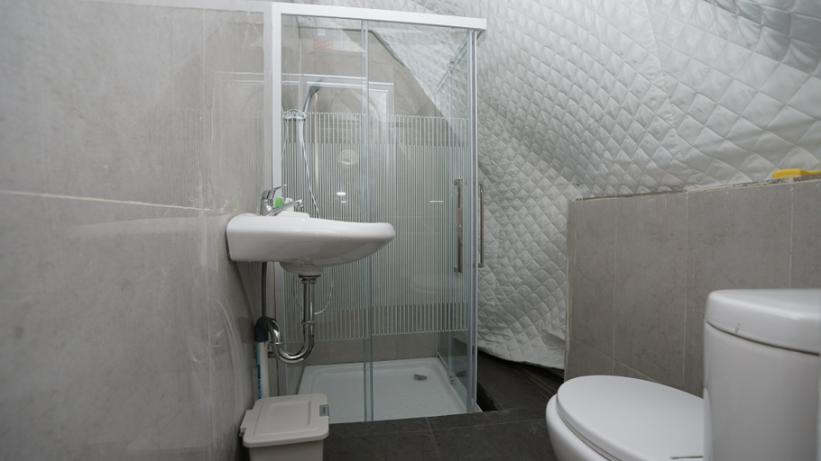 Bathroom 5, Puncak Tiris Pisan by LORIN, Bogor
